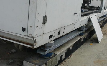 觀園樓商務酒店附樓房頂安裝有兩臺螺桿式熱泵機組及配套水泵3臺、中央空調(diào)外機3臺及配套水泵2臺。熱泵的風機、電機,水泵的電機都是旋轉(zhuǎn)設備,當設備運行時引起整個樓面震動,據(jù)測熱泵機組下方房間內(nèi)噪聲值達到58dB(A),有很明顯的振感。 經(jīng)噪聲治理后,熱泵機組正下方室內(nèi)噪聲值降至40dB(A)以下,達到晝間標準。 觀園樓商務酒店附樓房頂安裝有兩臺螺桿式熱泵機組及配套水泵3臺、中央空調(diào)外機3臺及配套水泵2臺。熱泵的風機、電機,水泵的電機都是旋轉(zhuǎn)設備,當設備運行時引起整個樓面震動,據(jù)測熱泵機組下方房間內(nèi)噪聲值達到58dB(A),有很明顯的振感。 經(jīng)噪聲治理后,熱泵機組正下方室內(nèi)噪聲值降至40dB(A)以下,達到晝間標準。